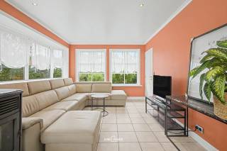 In de gegeerde Bollewijk vindt u deze charmante open bebouwing op een perceel van meer dan 500 m². Een woning waar comfort, energiezuinigheid en rust naadloos samenkomen. <br /><br />Binnen valt meteen de overvloedige lichtinval op. De gezellige living vormt het hart van de woning en loopt vlot over in een knappe keuken. De badkamer biedt zowel een douche als een ligbad — een comfort dat u in dit segment zelden terugvindt. Twee ruime slaapkamers vervolledigen het geheel. <br /><br />Op energetisch vlak is het huiswerk gemaakt: EPC B dankzij dak- en muurisolatie, dubbele en hoogrendementsbeglazing, zonnepanelen, een lucht/lucht warmtepomp en een sfeervolle pelletkachel. Rolluiken en een zonneluifel zorgen voor extra comfort in elk seizoen. De woning is bovendien asbestveilig verklaard en de elektriciteit is conform tot 2049 — u koopt hier zorgeloos. <br /><br />Buiten geniet u van heel wat naburig groen en een oprit met plaats voor drie tot vier wagens. De buurt is rustig en kindvriendelijk, terwijl supermarkt en invalswegen op enkele minuten liggen. <br /><br />Een zeldzame combinatie van ruimte, groen en energiezuinig wooncomfort. Plan snel uw bezoek in. <br /><br />Bel of mail ons voor een afspraak op het nummer: 052/46.38.03 of info@uw-huis.be en wie weet tot binnenkort! 