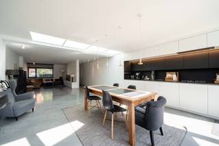 <h3><span>Instapklare, verrassend mooie en praktische architectenwoning nabij het Hof Ter Linden</span></h3><p><span>Ontdek deze unieke renovatie uit 2017 naar een ontwerp van </span><span>STAM Architecten</span><span>. Tussen het Molenveld, de Elsdonkwijk en achter het Hof Ter Linden, in een rustige, groene residentiële woonwijk, is dit echt een </span><span>topligging</span><span>. Bij de renovatie werd veel aandacht besteed aan de maximale optimalisatie van ruimte, lichtinval en opslagmogelijkheden.</span></p><p><span>Op een perceel van +/- 210 m² en met een totale bebouwde oppervlakte van +/- 180 m² + kelder beschikt de woning over de ideale volumes.</span></p><p><span>Het geheel bestaat uit een inkomhal met vestiaire en wc, een enorme open leefruimte met een knusse zitruimte aan de voorzijde, een eetruimte en een volledig ingerichte keuken aan de tuinzijde. De lange, ingemaakte kast van vestiaire tot keuken is een superleuke eyecatcher.</span></p><p><span>Op de 1ste verdieping zijn 2 slaapkamers met maatkasten te vinden, alsook een badkamer en aparte wc. Op de 2de verdieping vinden we nog eens 2 polyvalente slaapkamers met maatkasten en een douchekamer.</span></p><p><span>Tenslotte beschikt de woning over een praktische, droge kelder en een prachtig, zuidwestelijk georiënteerd terras dat dankzij de doorlopende polybetonvloer, op hetzelfde niveau als de leefruimte, en de volledig opengaande harmonicaramen in de zomer een unieke extensie van de woning biedt.</span></p><p><span>+ Topligging</span><span><br /></span><span>+ Nabij alle faciliteiten</span><span><br /></span><span>+ Zeer gunstige isolatie- en ventilatienorm</span><span><br /></span><span>+ Prachtige lichtinval en verlichtingsconcepten</span><span><br /></span><span>+ Enorm veel opslagmogelijkheden</span><span><br /></span><span>+ Gunstig georiënteerde tuin en terras</span></p>