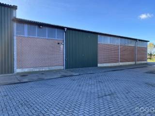 Deze opslagruimte (nr.3) is gelegen vlakbij het centrum van Brecht en de op- en afrit van de E19 Antwerpen-Breda.<br />De unit heeft een oppervlakte van 250m² (25m x 10m) en is bereikbaar via een schuifpoort.<br />De vrije hoogte aan de zijkant bedraagt +/-4,30m tot een nokhoogte van +/- 6,80m. <br />De unit is voorzien van een gepolierde betonvloer en elektriciteit met een aparte tussenmeter. <br />Er is geen isolatie, verwarming of sanitair aanwezig.<br />Huurprijs: 995 euro excl. BTW<br />Beschikbaar: 01 december 2025<br />Meer informatie kan u bekomen op via ons kantoor.