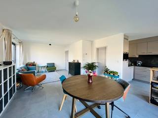 Gelegen in een doodlopende straat op een boogscheut van de Open Golf Club van Brasschaat vindt u dit 3-slaapkamer appartement op de 1e verdieping van dit nieuwbouw complex met lift. De indeling gaat als volgt: inkomhal met gastentoilet, royale woon- en eetkamer 31m² met veel lichtinval, een open ingerichte keuken en een aparte technische berging met aansluiting voor een wasmachine en droogkast. De comfortabele badkamer is voorzien van een wandmeubel met lavabo en een inkoopdouche. Er zijn 3 slaapkamers (8m², 10m² en 13m²) waarvan 2 kamers met toegang tot het terras. In de ondergrondse verdieping is er een privatieve autostaanplaats.