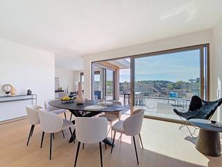 <span><strong>IN PRIJS VERLAAGD!<br /><br />Laatste penthouse/appartement te koop! Snel verhuizen of verhuren is mogelijk.</strong><br /><br />Nieuwbouwproject "De Hessel" ligt in hartje Herselt: precies in het midden van rust en gemak. In de appartementen en de binnentuin geniet je van alle rust, terwijl je in geen tijd ook in het gezellige centrum van het dorp staat. Met het gemeentehuis, de kerk en winkelstraat op wandelafstand en de supermarkt Delhaize als onderbuur kan je de wagen in de parking laten staan. Toch zin in een uitstap: Aarschot, Diest of Leuven zijn maar een korte autorit verwijderd.<br /><br />Op de hoek van Dorp en de Wolfsdonksesteenweg in het centrum van Herselt is dit nieuwbouwproject "De Hessel" gebouwd. Gelijkvloers ligt supermarkt Delhaize. Appartementen met grote raampartijen en een fraai uitzicht op de groene binnentuin. <br /><br />De nieuwbouwappartementen dragen allemaal het BEN-label. Dit betekent dat ze bijna-energieneutraal zijn. Er wordt zo weinig mogelijk energie verbruikt en er wordt hernieuwbare energie geproduceerd. Een goed geïsoleerde buitenkant en een vooruitstrevende technische installatie binnenin verzekeren je een laag verbruik en dus energiezuinig wonen. Omdat het <strong>E-peil < 20</strong>, moet de nieuwe eigenaar gedurende 5 jaar geen kadastraal inkomen betalen.<br /><br /><span><strong>App 34 - Wolfsdonksesteenweg 1/304 - </strong></span></span><span>Ruim exclusief penthouse met 3 slaapkamers en groot terras naar de binnentuin:</span><br /><span>- leefruimte met een open keuken</span><br /><span>- 3 slaapkamers</span><br /><span>- berging</span><br /><span>- badkamer: douche, bad en lavabo , afzonderlijke toilet</span><br /><span>- vloerverwarming en zonnepanelen</span><br /><span>- moderne architectuur</span><br /><span>- ruime parkeerplaats en berging in de afgesloten parkeerkelder<br /><br />Dit appartement is voorzien van een pre-airco installatie en leidingwerk voor een warmtepompinstallatie.<br /><br />De materiaalkeuzes van dit appartement werden reeds gemaakt. <strong>Snelle oplevering.</strong><br /></span><br /><span>Vermelde prijs is exclusief ondergrondse parkeerplaats, berging en exclusief registratie, btw en notariskosten. Neem snel contact op 011 39 90 50 voor meer info.<br /><br />Wij ontzorgen je ook voor de <strong>verkoop</strong> van je <strong>huidige woning</strong>! Voor meer uitleg helpen we je graag verder.</span>