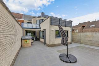 <p>Op een goede locatie in <strong>Haaltert</strong> vinden we dit <strong>opbrengsteigendom met 2 wooneenheden</strong>. Deze zijn <strong>beiden verhuurd</strong>. Er zijn ook telkens <strong>aparte ingangen</strong> voorzien voor de wooneenheden. De eerste wooneenheid bestaat uit een <strong>duplexappartement</strong> met 2 kamers, een ruime woonkamer, een keuken en een klein terras. De tweede wooneenheid bestaat ook uit een <strong>duplexappartement,</strong> maar hier bevindt zich op het <strong>gelijkvloers</strong> de <strong>ruime leefruimte met de volledig geïnstalleerde keuken</strong>. Aansluitend is er ook een<strong> ruim terras voorzien</strong> en een <strong>grote tuin</strong>. Deze wooneenheid beschikt op de eerste verdieping over <strong>3 kamers</strong>, een badkamer en een terras. De tweede wooneenheid beschikt ook over een <strong>garage</strong>. Deze woning kan ook ideaal dienen als <strong>Kangoeroewoning.</strong> <strong>Instapklaar - EPC (B) - Elektriciteit Conform</strong></p><p></p><p>(Stedenbouwkundige inlichtingen en maatregelenregister in aanvraag)</p>