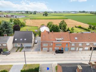 Deze kloeke woning is te renoveren maar biedt veel mogelijkheden voor iemand die op zoek is naar een ruime woonst met bijhorende werk- of opslagplaats.<br /><br /><strong>Indeling:</strong><br />Ruime inkomhal met trap,<br />woonkamer, keuken, apart toilet, badkamer, berging &amp; veranda.<br />Droge kelder.<br /><br />Op het verdiep:<br />- nachthal met apart toilet,<br />- 4 slaapkamers,<br />- ruime zolder bereikbaar via vaste trap<br /><br />Tuin met terras en gazon.<br />Achterliggend een ruime stalling/werkplaats met garage.<br /><br /><u><strong>Details:</strong></u><br />- cv op mazout<br />- aluminium schrijnwerk<br />- regenwater<br /><br /><u><strong>Contact:</strong></u><br />Voor meer informatie of een bezoek, contacteer Stijn op 0491 61 42 19 of info@stijndebusschere.be