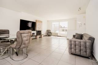 <p><span>BRIGHT PENTHOUSE WITH A SPACIOUS SOUTH-FACING TERRACE OF ±30 SQM</span></p><p><span>Located on the 6th and top floor, this pleasant penthouse combines generous natural light with a practical and well-designed layout. Its main highlight is undoubtedly the spacious terrace of approximately 30 sqm, ideally facing south and offering an attractive outdoor area to enjoy throughout the warmer months.</span></p><p><span>The apartment opens onto a spacious and bright living room, extending into a semi-open and fully fitted kitchen. This layout creates a comfortable and welcoming living environment, equally suited to everyday living and entertaining.</span></p><p><span>The night hall provides access to the sleeping quarters and includes a separate toilet. It leads to two generously sized bedrooms and a bathroom equipped with a washbasin and shower.</span></p><p><span>The property is equipped with a reinforced entrance door, a roller shutter in the main bedroom and an awning on the terrace. The electrical installation is compliant. The apartment also benefits from an EPC rating of D and a private cellar, providing additional storage space.</span></p><p><span>The location is another significant asset. The property enjoys a central setting with easy access to the main roads, public transport and several parks and green spaces.</span></p><p><span>A bright and well-proportioned penthouse offering comfortable living space, two bedrooms, a spacious south-facing terrace and a central location an attractive combination both for owner-occupiers and investors.</span></p>