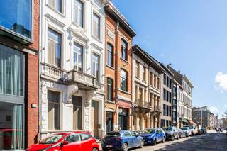 Pal op het Zuid, centraal in de gegeerde Verlatstraat, vinden we dit uitzonderlijke pand terug. De mooi gerenoveerde gevel zegt veel over de...
