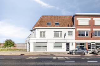Op een drukke invalsweg richting Kortrijk, vlakbij de R8, bevindt zich dit kantoor met bovenliggend 2-slaapkamerappartement.Het gelijkvloers...