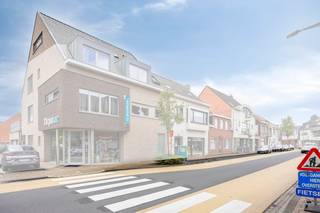 Dakappartement voorzien van woonkamer, keuken, berging/wasplaats, badkamer, 2 slaapkamers, terras en garagebox. Het pand heeft een gunstige locatie in de nabijheid van openbaar vervoer en talrijke winkels.Tweede verdieping:- inkomhal met gastentoilet- ruime woonkamer (ca. 43m²) met schuifdeur die toegang geeft tot het terras.- keuken (ca. 6m²) voorzien van inductiekookplaat, ijskast met vriesvak, dubbele spoelbak, dampkap, vaatwasser en voldoende opbergruimte. - berging (ca. 3m²)Derde verdieping:- nachthal met ingemaakte kasten- slaapkamer 1 (ca. 24m²) - slaapkamer 2 (ca. 9m²)- badkamer (ca. 13m²)Bijzonderheden: - terras- garagebox- geen gemeenschappelijke kosten!- verwarmd met warmtepomp- EPC: 115 kWh/m²- Momenteel verhuurd aan correcte huurder(ver-)Kopen of (ver-)huren in regio Kalmthout / Essen? Met vragen kan je altijd bij ons terecht!Dewaele vastgoed met advies."Deze AI-visualisaties zijn bedoeld als inspiratie. Er werd geen rekening gehouden met technische specificaties, stedenbouwkundige voorschriften of de concrete mogelijkheden tot realisatie."Bestuursmaatregelen in het maatregelenregister: nee