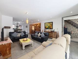 TE KOOP – Gelegen in het hart van Enghien, combineert deze prachtige woning uit 1850 de charme van het oude met modern comfort. Met een bewoonbare oppervlakte van ongeveer 225 m² zal ze liefhebbers van ruimte en authenticiteit zeker aanspreken.<br /><br />Van bij de inkom komt u binnen in een ruime en uitnodigende hal die leidt naar een grote leefruimte bestaande uit een lichtrijke woonkamer van ±35 m², een eetkamer van ±23 m² en een volledig uitgeruste keuken van ±18 m², met directe toegang tot het terras en de tuin. De buitenruimte van ongeveer 52 m² is een echte oase van rust zonder inkijk.<br />De gelijkvloerse verdieping omvat ook een apart toilet en een praktische wasruimte.<br /><br />Op de eerste verdieping geeft de nachthal toegang tot twee mooie slaapkamers, waarvan één van ±20 m² met een aansluitende dressing, en een tweede slaapkamer van ±17 m². Daarnaast is er een ruime badkamer met douche en bad.<br /><br />De tweede verdieping biedt drie extra slaapkamers, waarvan één met eigen douchekamer en toilet.<br /><br />Een kelder van ±17 m² vervolledigt het geheel.<br /><br />Aanvullende kenmerken: houten raamkozijnen met dubbele beglazing, parket op de verdieping, conform elektriciteitsattest en EPC C (nr. 20190114012026).<br />Een zeldzame kans in het stadscentrum, vlakbij alle voorzieningen, openbaar vervoer en winkels.<br /><br />Contacteer ons vandaag nog op 0472 86 31 60 of 02 770 31 33 en per mail via marie.g@weinvest.be
