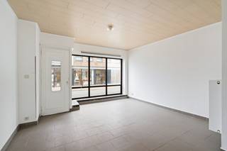 Bent u op zoek naar een woning met 3 slaapkamers in het centrum van Burcht?Lees hier dan zeker even verder! De woning beschikt over een bewoonbare...