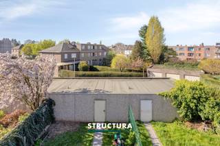 Op zoek naar een zorgeloze investering of een instapklaar appartement op een strategische ligging? Dit recent (vorig jaar) gerenoveerde appartement op de eerste verdieping biedt alles wat u nodig heeft. Gelegen op wandelafstand van het centrum en het station van Opwijk, geniet u hier van een uitstekende bereikbaarheid gecombineerd met een rustige woonomgeving. Het appartement beschikt over een lichtrijke leefruimte, een praktische keuken, twee slaapkamers en een badkamer met toilet. Het zuidwestgericht terrasje vormt een absolute troef en laat u volop genieten van de zon. Dankzij de recente renovatie verkeert het appartement in uitstekende staat — ideaal voor eigen bewoning of als investering zonder zorgen. Technisch is alles in orde: EPC label C (227), conforme elektriciteit en volledig asbestvrij. Verwarming op elektriciteit met aparte tellers voor water en elektriciteit. Maatregelen opgenomen in het Maatregelenregister: nee. Extra pluspunt: geen gemeenschappelijke lasten, wat het rendement aanzienlijk verhoogt. Momenteel VERHUURD aan € 770/maand — een interessante opportuniteit. Mogelijkheid tot aankoop van een garagebox aan €17.500. De gepubliceerde foto’s zijn afkomstig van andere appartementen in hetzelfde gebouw en dienen louter ter illustratie.Voor meer info of een bezoek, contacteer immo Structura via 02/460.80.46 of info@structura.be