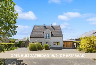 <p>Wie op zoek is naar ruimte, karakter en mogelijkheden, voelt zich hier meteen thuis. Deze alleenstaande villa op een perceel van 2.345 m² combineert een rustige ligging in Ruddervoorde met een verrassend groot woonvolume en tal van extra troeven.</p><p>De instapklare woning beschikt over 274 m² bewoonbare oppervlakte, 4 slaapkamers en 3 badkamers. Op het gelijkvloers geniet u van een lichtrijke woonkamer, eetkamer, keuken, veranda, bureau, badkamer, wasruimte en een bijzonder ruime leefruimte/atelier die perfect aansluit bij wie wonen en werken wil combineren. Ook hobbyisten of grote gezinnen vinden hier moeiteloos hun plek. Daarnaast is er nog een praktische kelder aanwezig.</p><p>Op de verdieping bevinden zich 3 ruime slaapkamers, een dressing/inloopkast en een badkamer. De tweede verdieping biedt nog een extra kamer en bureau, ideaal als thuiswerkplek, hobbyruimte of tienerkamer.</p><p>Buiten geniet u van een grote tuin met veel privacy, meerdere terrassen en ruime parkeermogelijkheden. De verschillende bijgebouwen creëren extra mogelijkheden: van gezellige mancave tot magazijn, atelier of opslagruimte voor werkmateriaal.</p><p>Technisch beschikt de woning over een asbestveilig attest en EPC-label D (339 kWh/m²jaar).</p><p>Een eigendom met charme, volume en vrijheid op een vlot bereikbare ligging tussen Brugge en Torhout.</p><p>Interesse?</p>