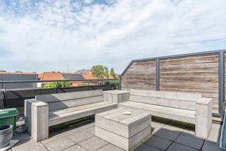 <strong>Tof en licht éénslaapkamerappartement nabij het centrum van Beerse met ruim terras<br /></strong>ondergrondse staanplaats inbegrepen I elektriciteit goedgekeurd I conformiteitsattest aanwezig<br /><br /><strong>Gunstig gelegen </strong>nabij het centrum van Beerse met winkels, gezellige horeca gelegenheden en openbaar vervoer vlakbij. Met een vlotte bereikbaarheid naar de E34 Antwerpen-Eindhoven<br /><br />Dit <strong>toffe en gezellige dakappartement</strong> bestaat uit een lichte open leefruimte met keukenhoek die werd uitgerust met kookvuur, dampkap, koelkast met vriescombinatie, een badkamer met douche in bad, toilet en wastafel en berging voor wasmachine en droogkast en een trap naar de ruime slaapkamer. Aansluitend aan de zithoek een tof terras met veel privacy. <br /><br />Verder een open staanplaats in de <strong>ondergrondse garage</strong>. Deze is reeds <strong>inbegrepen</strong> in de prijs!<br /><br />Momenteel verhuurd aan zeer goede huurder. <strong>Ideaal voor starters, alleenstaanden maar ook als investering! Conformiteitsattest aanwezig! Energiezuinig met B label </strong><br /><br /><strong>Bijzonderheden:<br />Energiezuinig met B label </strong><br /><strong>-goedgekeurde elektriciteit tem 2032</strong><br /><strong>-conformiteitsattest tem 2032</strong><br />-momenteel verhuurd aan ideale huurder<br />-ondergrondse autostaanplaats<br />-nieuwe ketel in 2021