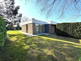 <p><span>Comfortabele gelijkvloerse woning met zonnige tuin in rustige woonbuurt in Vichte</span></p><p><span>In een rustige woonbuurt in Vichte, gelegen in een doodlopende straat, bevindt zich deze verzorgde gelijkvloerse woning. Dankzij de zuidelijke oriëntatie geniet de woning van een aangename tuin die rond de woning loopt en van een ruim terras waar het prettig vertoeven is.</span></p><p><span>Bij het binnenkomen valt meteen de ruime leefruimte op. Grote ramen zorgen voor veel lichtinval en bieden een mooi zicht op de tuin. De zithoek met haardcassette vormt een gezellige plek om te ontspannen, terwijl de eetruimte voldoende plaats biedt voor een ruime eettafel.</span></p><p><span>De woning beschikt over drie slaapkamers, een badkamer met ligbad en een aparte keuken. De keuken en badkamer kunnen naar eigen smaak vernieuwd worden, waardoor u de woning eenvoudig kan aanpassen aan uw persoonlijke wensen en hedendaags comfort.</span></p><p><span>Verder is de woning uitgerust met centrale verwarming en vernieuwde pvc-ramen met dubbel glas en elektrische rolluiken. Ook het dak werd reeds vernieuwd en afgewerkt met EPDM, wat bijdraagt aan een duurzame en onderhoudsvriendelijke afwerking.</span></p><p><span>Tot slot beschikt de woning over een garage en een carport, wat zorgt voor extra praktische parkeermogelijkheden.</span></p><p><span>Deze woning vormt een mooie opportuniteit voor wie op zoek is naar een gelijkvloerse woning op een rustige ligging in Vichte, met een zonnige tuin en de mogelijkheid om het geheel verder naar eigen smaak te moderniseren.</span></p>