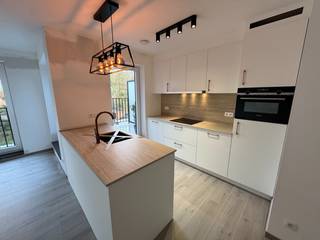 verhuurd appartement als ideale investering ! dit mooie appartement is voorzien van eigen zonnepanelen en geothermische warmtepomp, vloerverwarming en vloerkoeling, mooie ceramische parketvloer, leefruimte met terras en met prachtige open keuken composiet, alle toestellen, badkamer, 2 slaapkamers, lift, berging, ventilatie D, geschilderd, verlichting, carport met berging is inbegrepen in de koopsom, verhuurd voor 950 euro per maand, zeer veilige investering. let op ook investeerders kopen hier aan 6 % BTW voor een splinternieuw appartement ! we hebben zo nog 2 identieke appartementen te koop !