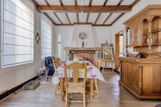 Ontdek deze ruime halfopen woning met tal van mogelijkheden, ideaal gelegen in een rustige, centrale buurt van Temse. Deze eigendom biedt de...