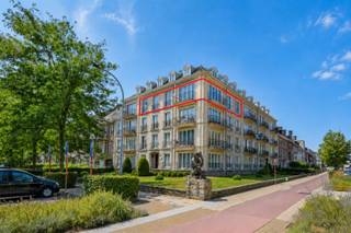 TE HUUR – Exclusief appartement met prachtig uitzicht op het Stadspark van Sint-Niklaas. Op een toplocatie aan het Stadspark van Sint-Niklaas bevindt zich dit uitzonderlijk ruim appartement van maar liefst 140 m². Het appartement werd volledig gerenoveerd met materialen van topkwaliteit en biedt een perfecte combinatie van ruimte, comfort en een stijlvolle afwerking. De lichtrijke leefruimte, moderne keuken en 3 volwaardige slaapkamers maken deze woonst ideaal voor gezinnen, koppels of wie extra ruimte wenst. Daarnaast beschikt het appartement over een garage, kelderberging en zolderkamer. Een unieke kans om te wonen in een instapklaar appartement met een prachtig uitzicht, vlak bij het centrum, winkels, scholen en openbaar vervoer.