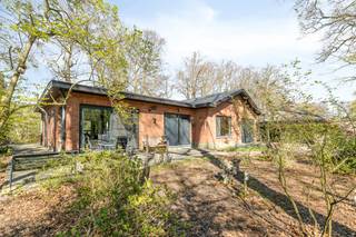 Gelegen in de rustige wijk Hof ter Bollen, op nummer 5, vindt u deze charmante bungalow verscholen tussen het groen en de bomen. Ondanks de serene ligging geniet u van een uitstekende ontsluiting via de nabijgelegen N17, N16 en A12.Deze woning staat op een royaal perceel van 1288 m² en biedt 140 m² aan bewoonbare oppervlakte. De lichte, open leefruimte biedt een rustgevend zicht op de omliggende natuur, terwijl de recent gerenoveerde keuken direct uitkijkt op de tuin. Verder beschikt de bungalow over twee ruime slaapkamers en een moderne badkamer voorzien van een dubbele lavabo, douche en ligbad. Praktisch gemak is gegarandeerd door de ruime garage met een aansluitende zolder die een enorme hoeveelheid extra opslagruimte biedt.Ook buiten is alles tot in de puntjes verzorgd: de tuin is zowel voor- als achteraan volledig aangelegd en beschikt over een mooie oprit, een groot terras en een vergund tuinhuis. Met een gunstig EPC C-label is de woning bovendien toekomstbestendig. Kortom, de ideale thuis voor wie rust, natuur en comfort zoekt. Maak vandaag nog uw afspraak via Dewaele.com, wij kijken ernaar uit u te mogen ontvangen!De eigendom wordt aangeboden via de Pre-sale formule. Van 18/05/2026 om 09:00 tot 23/05/2026 om 12:00 kan u de woning op afspraak komen bezichtigen en een bod uitbrengen. De vermelde prijs is een instelprijs. Voor meer info, gelieve contact op te nemen met de dossierverantwoordelijke.Bestuursmaatregelen in het maatregelenregister: nee