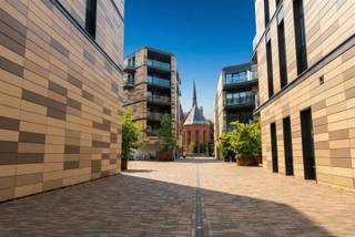 <p><span>PORTE OUVERTE Di. 14/4. Vous pouvez visiter cet appartement sans engagement le mardi 14 avril entre 17h30 et 18h30. Vous êtes les bienvenus ! Dans le complexe extrêmement agréable, plus précisément dans le nouveau projet Vesalius, à proximité immédiate de magasins et de restaurants agréables, à distance de marche de la gare et au milieu du centre ville animé de Louvain, nous avons le plaisir de proposer à la location cet appartement 2016 meublé d'une surface habitable de pas moins de 100 m². Cet appartement économe en énergie, situé au premier étage, comprend une charmante et lumineuse salle de séjour composée d'un salon et d'une salle à manger avec une belle cuisine ouverte, entièrement équipée et sur mesure, le tout donnant sur une spacieuse terrasse. De plus, cet appartement aux finitions luxueuses comprend 3 chambres à coucher avec placards sur mesure, une salle de bains avec double lavabo et douche spacieuse à l'italienne, des toilettes pour les invités et une buanderie pratique adjacente à la cuisine. L'appartement est loué meublé et dispose également d'un grand espace de rangement au sous-sol. Une place de parking est disponible et peut être louée en supplément pour 100,00 par mois. Les charges fixes mensuelles s'élèvent à 100,00, à l'exclusion des services publics, qui peuvent être souscrits séparément. En résumé, cet appartement récent, spacieux et aux finitions de qualité, situé dans un endroit privilégié de Louvain, vaut vraiment la peine d'être visité. Non disponible pour les étudiants.</span></p><p><span> </span></p><p><span> </span></p>