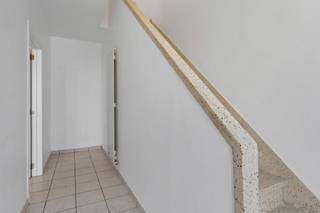 <p>Deze gezinswoning is gelegen op wandelafstand van centrum Opstal en op korte afstand van scholen, openbaar vervoer en winkels. Indeling: lichtrijke inkomhal met toegang tot een gezellige leefruimte, een badkamer met toilet, ligbad + douchemogelijkheid, een wastafel en aansluitend een praktische opbergruimte. Verder is er een geïnstalleerde keuken en een bergruimte met oa aansluiting voor wasmachine/droogkast. Via de keuken is er toegang tot het terras en de tuin. Grote troef is de mogelijkheid om 2 wagens te parkeren achteraan de tuin via de zijoprit enkele huizen verder. Op de eerste verdieping is er een nachthal, een ruimte die kan worden ingericht als babykamer/opbergruimte/bureau en zijn er 3 ruime slaapkamers waarvan 1 met een toilet. TROEVEN: gezellig woning, lichtrijke ruimtes, terras en tuin, voldoende parking achteraan, EPC label C, géén renovatieplicht. Meer info of een bezoek? Contacteer gerust Charlotte van IMMO TROEF: 052 52 52 00 – info@immotroef.be</p>