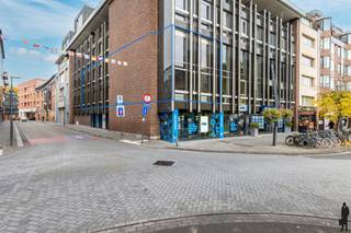 <p><strong>Gelegen in hartje Turnhout in residentie "Nationale Bank": karaktervol en gezellig duplex-appartement in loftstijl van ca. 182 m² met een schitterend zicht op de Grote Markt. Dit unieke appartement bevindt zich op de eerste en tweede verdieping en beschikt over 3 (slaap)kamers en 2 badkamers. </strong><strong>De Grote Markt én Turnova bevinden zich om de hoek, waardoor u alle voorzieningen, restaurants en openbaar vervoer op wandelafstand heeft. Een autostaanplaats is bij aan te kopen voor € 25.000,-.</strong><strong> Bovendien geniet dit appartement van een zeer gunstige EPC-score van 164 kWh/m²/jaar (label B).<br /><br /></strong><span>Indeling:</span> Ruime inkomhal met gastentoilet en houten trap naar de slaapvertrekken op de 2de verdieping. Op de eerste verdieping heeft u een lichte woonkamer met vide over de 2 verdiepingen, een open leefkeuken voorzien van een vaatwasmachine, keramische kookplaat, dampkap, ingebouwde koelkast, combi-oven en dubbele spoelbak in kookeiland. Aansluitend aan de keuken heeft u een ruime berging met aansluitingen voor de wasapparatuur. Heel praktisch is ook de slaapkamer met ensuite badkamer op dezelfde verdieping als de woonkamer. De gehele eerste en tweede verdieping is op massieve eiken parketvloer.<br /><br />Op de 2de verdieping heeft u een slaapkamer met ensuite dressing, een berging en een bureel dat uitkijkt op de woonkamer en op de Grote Markt. Zowel de dressing als het bureel zijn voorzien van ingemaakte kasten.<br /><br /><strong>Een ondergrondse autostaanplaats is bij aan te kopen voor 25.000 EUR.<br /><br /></strong><span>Bijzonderheden:<br /></span>- Geluidswerende en thermische isolerende beglazing<br />- Gunstig EPC: 164 kWh/m² (B-label)<br />- Elektrische rolluiken in woonkamer<br />- Centrale verwarming op aardgas<br />- Lift aanwezig<br />- Terras van ca. 34m² aan de achterzijde (via de gemeenschappelijke hal te bereiken)<br />- Gemeenschappelijke fietsenberging<br />- 400€ / maand voorschot gemeenschappelijke kosten (incl. blokpolis, syndicuskosten én individuele verwarming- en waterverbruik)<br /><br />Bekijk dit appartement via onze virtual tour: https://tour.giraffe360.com/2291bc4fe0494e16b14d993f5785c318/</p>