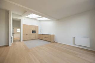 <p>A prime location, an interior you’ll fall in love with, and a private garden of 100 m²? Welcome to Markgravelei 121!</p><p>On one of Antwerp’s most sought-after avenues, you’ll discover this exceptionally spacious 154 m² apartment, where absolutely everything has been renovated. A state-of-the-art renovation with an eye for design, high-quality materials, and contemporary living comfort. Think warm hardwood floors, a stylish custom kitchen with built-in appliances, two luxurious bathrooms, and large aluminum windows that bring the greenery inside.</p><p>- Prime location on the prestigious Markgravelei<br />- Private city garden spanning no less than 100 m²<br />- 2 spacious bedrooms and 2 bathrooms<br />- Bicycle storage<br />- EPC rating: A</p><p>The spacious living area immediately impresses with its sense of space and abundance of natural light. The living room, dining area, and open custom kitchen flow seamlessly into one another. The large sliding windows connect the space to the terrace and the backyard. And what a backyard! A whopping 100 m² of private green space, featuring a beautiful mature tree as the centerpiece. Long summer evenings, lavish dinners, or simply enjoying the peace and quiet: here, the outdoor lifestyle comes as a bonus.</p><p>The rest of the apartment is equally impressive. Two full-sized bedrooms, two stylishly finished bathrooms with walk-in showers, and a well-thought-out layout offer every comfort. A separate utility room, guest bathroom, and basement round out the picture. Everything has been renovated, tastefully coordinated, and—thanks to its EPC A rating—is fully prepared for the future.</p><p>And then there’s the location! The Markgravelei combines upscale residential living with the best of Antwerp right at your fingertips. From the cozy coffee bars and restaurants around the Markgrave neighborhood to the vibrant atmosphere of ‘t Zuid, the KMSKA, and the green walking paths of the Hof van Leysen. Here, you can enjoy a peaceful home base without missing out on any of city life.</p><p>154 m² of luxury, a 100 m² garden, and a prime location. Some combinations speak for themselves.</p><p>Don’t let this once-in-a-lifetime opportunity pass you by! Discover it for yourself and schedule your visit at www.sinjoor.be or 03 283 05 00.</p>