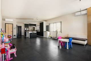 <p><span>Ruime halfopen woning met 4 slaapkamers en garage/magazijn in rustige, groene omgeving</span></p><p><span>Deze charmante halfopen woning met vier slaapkamers en een achterliggend magazijn/werkruimte bevindt zich op een steenworp afstand van de belangrijke verbindingswegen naar Antwerpen, Brussel en Gent. Gelegen in een rustige wijk tussen het park en De Schorre, op wandelafstand van het centrum van Boom, combineert deze woning rust, ruimte en een uitstekende bereikbaarheid.</span></p><p><span>Met een bewoonbare oppervlakte van 236 m² en een grondoppervlakte van 386 m² biedt deze woning volop plaats voor het hele gezin, met een perfecte mix van functionaliteit, comfort en modern design.</span></p><p><span>Indeling:</span></p><ul><li><span>Gelijkvloers:</span><span> Bij binnenkomst via de inkomhal ontdek je een ruime, lichtrijke living van circa 56 m². De eigentijdse keuken met centraal eiland is afgewerkt met hoogwaardige materialen en moderne toestellen. De open leefruimte zorgt voor een gezellige, aangename sfeer met veel natuurlijk licht. De vloeren zijn voorzien van stijlvolle donkere tegels, onderhoudsvriendelijk en hedendaags. De living is uitgerust met airco en rolluiken. Verder biedt het gelijkvloers een gastentoilet, twee bergingen, een bureauruimte, een slaapkamer en een praktische wasruimte. </span></li><li><span>Eerste verdieping:</span><span> Hier bevinden zich drie slaapkamers van respectievelijk circa 16 m², 10 m² en 19 m², waarvan de grootste voorzien is van airco. De moderne badkamer beschikt over een wellness-badkamer met douche, glazen afscheiding en praktische voorzieningen. </span></li><li><span>Oprit en garage/magazijn:</span><span> De woning beschikt over een ruime oprit voor meerdere autos. De garage/magazijn van circa 37 m² biedt talloze mogelijkheden, van hobbyruimte tot werkplaats. </span></li></ul><p><span>Extra troeven:</span></p><ul><li><span>Halfopen bebouwing met veel privacy </span></li><li><span>Vier slaapkamers + bureauruimte </span></li><li><span>Oprit voor meerdere autos </span></li><li><span>Garage/magazijn van circa 37 m² </span></li><li><span>Uitstekende verbinding naar Brussel, Antwerpen en Mechelen </span></li><li><span>Op wandelafstand van winkels, scholen, openbaar vervoer en groen</span></li><li><span>asbest veilig </span></li></ul>