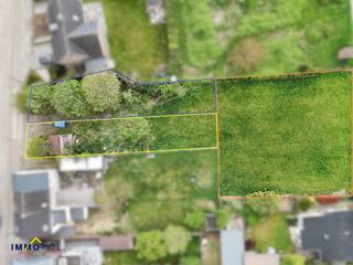 Dit bouwperceel van ongeveer 480 m² (zie plan en luchtfoto, lot 2) is gelegen in een goedgekeurde verkaveling en biedt een uitstekende kans voor...