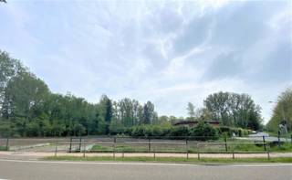 Perceel bouwgrond van 650m² gelegen aan de Gompelbaan in Mol. Dit perceel is voor de oprichting van een vrijstaande woning met tuin gericht op...