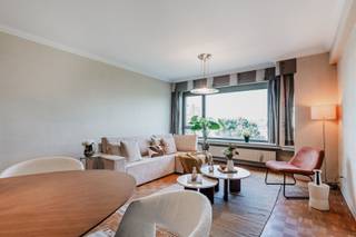 <p><span> </span></p><p><span>Welkom in dit charmante appartement op de vijfde verdieping van de residentie Olympic, met een bewoonbare oppervlakte van 91m². </span></p><p><span>Bij het binnenkomen in de inkomhal zijn er ingemaakte vestiarekasten en een bergingskast. Aan de voorkant van het appartement begeeft zich de sfeervolle woonkamer met zuidwestelijke oriëntatie, ideaal voor wie houdt van natuurlijke lichtinval. De aparte keuken is volledig uitgerust en geeft toegang tot een praktisch terras, perfect voor het plaatsen van vuilnisbakken of andere benodigdheden. Het appartement beschikt over een apart toilet, een functionele badkamer met ligbad en lavabo, en twee slaapkamers (14 m² en 9 m²). De grootste slaapkamer is rustig gelegen aan de achterzijde en biedt toegang tot een gezellig terras. De verkoopprijs betreft een instelprijs!</span></p><p><span>Nog enkele troeven op een rijtje:</span></p><ul><li><span>Gelegen op een uitstekende locatie, vlakbij de opritten van de E40 en E17 </span></li><li><span>Openbaar vervoer naar het historisch centrum op slechts 100 m wandelen</span></li><li><span>De voor-en achtergevel zijn recent gerenoveerd, wat zorgt voor een mooie uitstraling van het appartement</span></li><li><span>Een zeer gunstig EPC-label A!</span></li><li><span>Apart gastentoilet</span></li><li><span>Een privatieve kelderberging aanwezig</span></li></ul><p><span> </span></p><p><span>Mis deze unieke kans niet om eigenaar te worden van dit veelzijdig appartement. Met een beetje liefde en persoonlijke toets maak je van dit appartement een warme thuis. </span></p><p><span>Meer weten of een bezoek inplannen? Contacteer Anthes via 09/225.00.78 of mail naar anthes@defooz.com.</span></p>