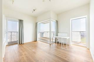 <span>Quares - TREVI Groep presenteert :<br />Indeling</span>:<br />Dit instapklare hoekappartement op de 14de verdieping aan de Ellermanstraat 61 biedt een prachtig uitzicht over Antwerpen en geniet van een uitzonderlijke lichtinval dankzij de gunstige oriëntatie. Het betreft een 2-slaapkamerappartement met parketvloer en een aangename, functionele indeling. De leefruimte sluit aan op een groot terras <span>van 15 m² </span>waar u volop kan genieten van het panoramisch zicht. De keuken en woonruimte baden in het licht, terwijl de twee slaapkamers voldoende plaats bieden voor comfortabel wonen. De ruime badkamer is uitgerust met douche, lavabo en wc, en er is bovendien een aparte bergruimte voorzien voor wasmachine en droogkast. Extra praktisch zijn de kelderberging en de drie inbegrepen fietsenhaken. Het appartement beschikt over een EPC A, aparte elektrische en watermeter en is volledig instapklaar. <br /><br /><strong>Een autostaanplaats dient verplicht bij aangekocht te worden aan 25.000 euro.</strong> Kortom, een lichtrijk en comfortabel appartement met topligging en uniek uitzicht. <br /><br /><span>Omgeving</span>:<br />In de directe omgeving vindt u diverse winkels, supermarkten en horecazaken, waardoor alle dagelijkse voorzieningen binnen handbereik liggen. Ook scholen en kinderopvang bevinden zich in de buurt, wat deze ligging bijzonder aantrekkelijk maakt voor gezinnen. Het openbaar vervoer is vlot bereikbaar met meerdere bus- en tramverbindingen in de omgeving, en ook het treinstation ligt op korte afstand. Dankzij de nabijheid van belangrijke invalswegen en de ring rond Antwerpen bent u bovendien snel onderweg naar het stadscentrum of andere steden. Deze combinatie van centrale ligging, goede mobiliteit en talrijke voorzieningen maakt dit een bijzonder praktische en aangename woonomgeving.