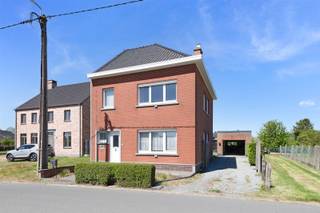 Located near the center of Vollezele, we propose you this open building with outbuilding , garage and garden on 6are 23. This property consists of an entrance hall, living / dining room (31m2), fitted kitchen with breakfast corner (19m2), laundry room with toilet, separate outbuilding (technical room of heat pump) and garage for 2 cars (39m2). The floor houses a night hall, 2 bedrooms (15.5 and 17m2), office (7m2) and bathroom (4.5m2). Fixed stairs to convertible insulated attic (35m2). EPC C 274, central heating with heat pump 2025, double glazing PVC with shutters, Side and rear facade already insulated. To visit