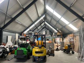 Along Wijgmaalsesteenweg in Wilsele, we offer for sale a well-maintained property consisting of a spacious storage or workshop area of...