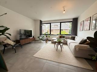 Voor uw bezoek, volg deze link: https://mijnhuurprofiel.be/property/fbe6426a-9072-4d0d-b3f8-f03a334d594a<br /><br />Dit appartement vinden we terug op een boogscheut van het centrum van Tielt. Handelszaken, supermarkten,... zijn op wandelafstand!<br /><br />Het appartement bevindt zich op de eerste verdieping en bereikbaar met de trap. Achterliggend vinden we het parkeerterrein terug voor het plaatsen van uw wagen. <br /><br />Indeling van het appartement: <br />Leefruimte en eetruimte met terras en daartussen de praktische berging en gastentoilet. Op de eerste verdieping komen we in de ruime nachthal met aansluiting tot de twee slaapkamers, badkamer (inloopdouche en dubbele lavabo) en tweede toilet. Het appartement is ook voorzien van een ruime zolder dat kan dienen als extra berging.<br /><br />Parkeerplaats en gemeenschappelijke syndicuskosten zijn inbegrepen in de huurprijs. <br />Beschikbaar vanaf 01/11/2026.<br /><br />Interesse in dit appartement? Maak dan uw 'Huurdersprofiel' aan voor uw persoonlijk bezoek!
