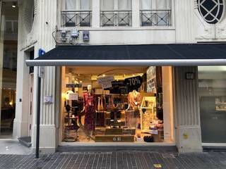 Zeer commercieel gelegen winkel in het commercieel centrum van Oostende, goed straatimpact met ruime étalages, hoekpand James Ensorgaanderij, 70...