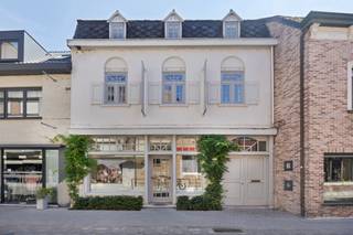 <p>Handelspand met Duplexappartement in het centrum van Bree.<br /><br />Unieke investering in het bruisende centrum van Bree, gelegen aan de toegangsweg van het centrum, met veel passage en nabij openbare parkeergelegenheid.<br />Dit pand biedt een handel gelijkvloers, momenteel in gebruik als een kapperszaak. Dankzij de toplocatie in de Hoogstraat geniet u van een constante stroom voorbijgangers en klanten. De ruimte is instap klaar en kan eenvoudig worden aangepast aan andere commerciële doeleinden.<br /><br />Boven de zaak bevindt zich een ruim en lichtrijk duplexappartement. Dit stijlvolle appartement beschikt over een moderne keuken, een gezellige leefruimte, 2 ruime slaapkamers en een badkamer. Daarnaast is er een zonnig dakterras waar u kunt genieten van uw privacy.<br /><br />Het is perfect mogelijk het pand als investering te gebruiken mits men voor beide entiteiten een aparte toegang kan voorzien.<br /><br />Opgelet: voor deze woning is mogelijk een renovatieverplichting van toepassing. Wil je meer weten? Zie https://www.vlaanderen.be/een-woning-kopen/renovatieverplichting-voor-residentiele-gebouwen-vanaf-2023<br /><br /></p>