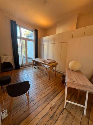 <p><span>For rent: a beautiful professional space of approximately </span><strong><span>200 m² spread over 3 floors (no elevator)</span></strong><span>, located at Avenue Brugmann 229 in Ixelles. The property benefits from an easily accessible location, in a lively neighborhood with excellent public transport connections.</span></p>
<p><span>The space consists of a </span><strong><span>waiting room, a fully equipped kitchen, two large offices and three smaller offices</span></strong><span>, offering a layout particularly well suited to a professional activity requiring several consultation or working spaces.</span></p>
<p><strong><span>The property is exclusively intended for a collective-interest equipment activity</span></strong><span>, in particular a </span><strong><span>paramedical activity</span></strong><span> or any similar activity compatible with this designation. This condition is essential and must be strictly respected.</span></p>
<p><span>The rent is </span><strong><span>€2,500 per month</span></strong><span>, plus </span><strong><span>€200 in monthly charges for water, gas and electricity</span></strong><span>, as well as </span><strong><span>€150 per month corresponding to the tenant’s share of the property tax</span></strong><span>.</span></p>