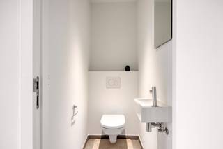 APP op 1e verdieping in residentie DIANTHUS I app 1.1 Dit appartement in Residentie Dianthus I is gelegen in het rustige nieuwbouwproject Anjelierenlaan in Denderleeuw. Rondom de residentie is er een ruime groenzone waar de bewoners van de verkaveling rustig kunnen wandelen, spelen,.. maar vooral: genieten van de omgeving. Het appartement geniet van veel lichtinval, heeft 2 slaapkamers, een badkamer met inloopdouche, een zeer ruime open leefruimte en een privaat terras. Bovendien is het volledige appartement voorzien van vloerverwarming en is het afgewerkt met zeer kwalitatieve materialen. Het gebouw beschikt tevens over een ondergrondse parking waarbij er voor iedere wooneenheid autostaanplaatsen of garages te koop zijn. Elk appartement beschikt over een berging en enkele fietsplaatsen. Zie jij jezelf hier wonen? Bel Ewout op 0497 588 888 of mail naar contact@huysmanbouw.be voor meer informatie. Meer info over het project op huysmanbouw.be