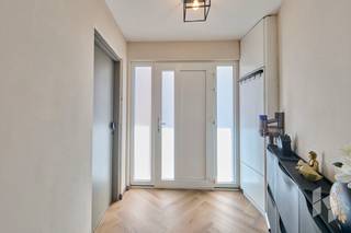 Deze levensloopbestendige woning met 2 slaapkamers heeft een volledige renovatie ondergaan, waarbij zowel het dak als de volledige binnenzijde grondig werden aangepakt. Bij de renovatie werd bovendien gekozen voor eigentijdse materialen, waardoor de woning een verzorgde en hedendaagse uitstraling heeft.<br /><br />Ook de ruime tuin vormt een grote troef. Het perceel biedt volop mogelijkheden voor het aanleggen van een fraaie tuin, een groot terras, een speelruimte, hobbyruimte of andere buitenvoorzieningen. <br /><br />De woning is asbestveilig en de elektriciteit conform. De garage en berging dienen nog aangepakt te worden. <br /><br />TROEVEN<br />• Vrijstaande bungalow <br />• Volledig gerenoveerd<br />• Vloerverwarming<br />• Levensloopbestendige woning<br />• Ruim perceel van 1.170 m²<br />• Woning asbestveilig<br />• Elektriciteit conform<br />• Groene omgeving