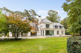 Deze unieke villa werd in 1955 ontworpen door architect Leo Beeck en volledig gerenoveerd in 2013. Ze ligt op een perceel van 5.707 m² en biedt volledige privacy. Met een bewoonbare oppervlakte van 622 m² (495 m² vermeld in het EPC) combineert de woning stijlvolle afwerking met moderne technieken zoals een alarmsysteem, camerasysteem, Sonos-geluidssysteem en een domoticasysteem.<br /><br />Via een private oprijlaan bereikt u de woning, waar een dubbele garage, carport en extra staanplaatsen beschikbaar zijn.<br /><br />Op de gelijkvloerse verdieping vindt u een ruime inkomhal met vestiaire en gastentoilet. Daarnaast is er een bureauruimte met uitzicht op de tuin, een lichtrijke living met gashaard en een volledig uitgeruste keuken met toestellen van Gaggenau en Siemens. De keuken heeft een stijlvol Corian-ontbijteiland en wordt aangevuld met een bijkeuken en een aparte berging.<br /><br />Op de eerste verdieping vinden we een ruime masterbedroom met twee dressings, een ensuite badkamer en toegang tot het terras. Verder zijn er nog twee slaapkamers en een aparte badkamer aanwezig. Alle slaapkamers zijn uitgerust met airconditioning<br /><br />De woning beschikt ook over een afzonderlijk gastenverblijf, bereikbaar via de inkomhal. Deze studio bestaat uit een leefruimte met geïntegreerde badkamer en een aparte slaapkamer – ideaal voor gasten of inwonende hulp.<br /><br />De buitenruimte is volledig aangelegd en voorzien van meerdere terrassen, waaronder een verwarmd terras, een inox zwembad en een sproei- en irrigatiesysteem, waardoor ontspanning en privacy gegarandeerd zijn.<br /><br />Deze eigendom combineert architecturale kwaliteit, comfort en rust op een aantrekkelijke locatie van Keerbergen.