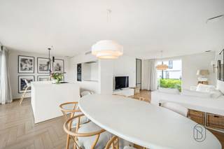 <p>Te koop: prachtig ingerichte recente, energiezuinige woning op topligging en wandelafstand van het centrum!<br /><br />Op een uiterst gunstige ligging, op wandelafstand van het centrum, bevindt zich deze recente energiezuinige woning (BJ 2021). Een ideale keuze voor wie modern wooncomfort wil combineren met zeer lage energiekosten én een vlotte bereikbaarheid van alle voorzieningen.<br /><br />INDELING: inkomhal met vestiaire, apart toilet, gezellige en lichtrijke leefruimte (visgraatvloer, stalen deur), open geïnstalleerde keuken (mortex) met eiland, handige berging met wasplaats.<br />Buiten geniet je van een aangelegd terras en een omheinde tuin met groot tuinhuis. Extra praktisch: carport en 2 staanplaatsen.<br /><br />Op de verdieping bevinden zich de overloop, 3 charmante slaapkamers, een badkamer met ligbad én douche, en een extra berging.<br /><br />Troeven<br />• Verkoop onder registratierechten<br />• Warmtepomp met vloerverwarming én koeling<br />• Zonnepanelen<br />• Regenwaterput 10.000 L<br />• Basisdomotica<br />• Elektriciteit conform<br />• Zeer energiezuinig: E-peil 5<br />• Carport + 2 parkings<br />• Op wandelafstand van het centrum<br /><br />Voor wie is dit ideaal?<br />Voor wie op zoek is naar een recente, instapklare en toekomstgerichte woning met tuin, vlakbij het centrum en alle dagelijkse voorzieningen.<br /><br />Bezoek na afspraak met Immo Beguin: info@immobeguin.be</p>