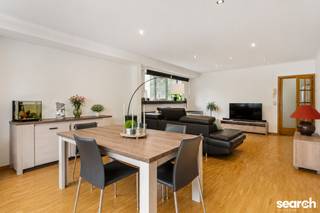 Dit instapklare drie slaapkamer appartement (120m2) is centraal gelegen op de Dascottelei te Deurne, in de onmiddellijke omgeving van openbaar vervoer, winkels, restaurants, ziekenhuis, autostrades, …<br /><br />Het appartement is gelegen op de tweede verdieping van een recent gebouw en bestaat uit een ruime inkomhal met ingebouwde vestiairekasten. De woonkamer geeft een zeer ruim en open gevoel (36m2) en beschikt vooraan over een klein balkon. Aansluitend op de leefruimte is er een volledig ingerichte, open keuken met een aparte ruime berging.<br /><br />Via de inkomhal bereik je de drie lichtrijke slaapkamers (14m2, 12m2 & 10m2) die uitgeven op een zonnig terras aan de rustige achterzijde van het gebouw. Verder beschikt het appartement over een grote badkamer met dubbele lavabo en douche. Daarnaast is er ook nog een apart toilet.<br /><br />Troeven: Zeer centrale ligging, volledig opgefrist, ruime kamers, EPC 165 kWh/m2, dubbel glas, elektrische conforme installatie, volledig ingerichte keuken, parketvloer, lage algemene kosten, …<br /><br />Optioneel kan de garagebox, gelegen aan de achterzijde van het gebouw, mee aangekocht worden (+30.000€).<br /><br />Heb je bijkomende vragen of breng je graag een bezoek ter plaatse?<br /><br />Bel Dries op 0470 107 217.<br />