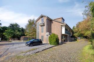 <p><span><strong>TE KOOP: Gerenoveerd appartement met 2 slaapkamers, terras en garage te Heusden!</strong></span><br /><span>Dit aangename en centraal gelegen appartement bevindt zich op de eerste verdieping van een kleinschalig appartementsgebouw aan de Brugstraat 93 bus 2 te Heusden-Zolder.</span><br /><span>Het appartement werd doorheen de jaren grondig opgefrist. Zo werden onder meer de keuken en badkamer vernieuwd en beschikt het appartement over een recente condenserende gasketel van 2024. Ook het dak van het gebouw werd vernieuwd.</span><br /><span>De volledig geïnstalleerde keuken is voorzien van kwalitatieve toestellen en sluit mooi aan op de leefruimte. Verder beschikt het appartement over twee ruime slaapkamers, een privatief zuidgericht terras, een afsluitbare kelderberging, een gemeenschappelijke tuin en een afsluitbare garage.</span><br /><span>Dankzij de centrale ligging bevinden winkels, scholen, horeca en het openbaar vervoer zich op korte afstand.</span><br /><span><strong>Ligging:</strong></span><br /><span>Het appartement is gunstig gelegen nabij het commerciële centrum van Heusden-Zolder. Verschillende winkels, scholen en horecazaken bevinden zich in de onmiddellijke omgeving.</span><br /><span>Ook het openbaar vervoer is vlot bereikbaar: er bevindt zich een bushalte op wandelafstand en het treinstation van Heusden ligt op amper 1 km.</span><br /><span><strong>Indeling:</strong></span><br /><span>Verdieping: Inkom, leefruimte met living en volledig geïnstalleerde keuken, twee slaapkamers, badkamer met douche, apart toilet en berging.</span><br /><span>Extra: Afsluitbare kelderberging, zuidelijk georiënteerd terras en een gemeenschappelijke tuin.</span><br /><span><strong>Troeven:</strong></span><br /><span>- 2 ruime slaapkamers!</span><br /><span>- Zuidgericht privatief terras!</span><br /><span>- Gunstig EPC-label B!</span><br /><span>- Condenserende gasketel van 2024!</span><br /><span>- Vernieuwd dak!</span><br /><span>- Vernieuwde keuken en badkamer!</span><br /><span>- Gemeenschappelijke tuin!</span><br /><span>- Afsluitbare kelderberging!</span><br /><span>- Afsluitbare garage!</span><br /><span><strong>Centrale ligging nabij winkels, scholen en openbaar vervoer</strong></span><br /><span><strong>EPC B met certificaatnummer 20260921-0003959046-RES-1</strong></span><br /><span><strong>G-score: A</strong></span><br /><span><strong>P-score: A</strong></span><br /><span><strong>Stedenbouwkundige info: woongebied – bouwvergunning – geen voorkooprecht </strong></span><br /><span><strong>Bron bewoonbare oppervlakte EPC</strong></span></p>