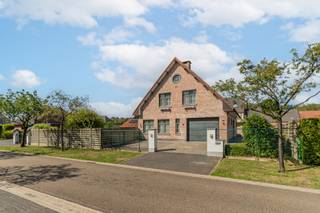 <p><span>Deze uitstekend onderhouden villa uit 2003 combineert ruimte, privacy en een uitzonderlijke ligging aan het natuurgebied en het kanaal Dessel-Schoten. Met een bewoonbare oppervlakte van 227 m² op een volledig omheind perceel van 993 m² geniet je hier van comfortabel wonen in een groene omgeving. De woning onderscheidt zich door haar doordachte indeling, kwaliteitsvolle materialen, een prachtige landelijke keuken, een zwembad en verschillende multifunctionele ruimtes die zich aanpassen aan jouw woonwensen.</span></p>
<h2><span>Indeling</span></h2>
<p><span>Bij het binnenkomen valt meteen de verzorgde afwerking en het gevoel van ruimte op. De leefruimte geniet van veel natuurlijke lichtinval en kijkt uit op het zwembad. Aansluitend bevindt zich de landelijke keuken, een bijzonder verzorgde ruimte die het centrale ontmoetingspunt van de woning vormt.</span></p>
<p><span>Op het gelijkvloers is daarnaast een extra kamer aanwezig die perfect kan functioneren als slaapkamer, thuiskantoor, hobbyruimte of praktijkruimte voor een vrij beroep, ook beneden is er een afzonderlijke douchekamer aanwezig.</span></p>
<p><span>De verdieping beschikt over 1 slaapkamer, aangevuld met een ruime multifunctionele kamer van maar liefst 48 m². Deze ruimte kan eenvoudig worden ingericht als extra slaapkamers, studio, speelkamer, fitnessruimte of werkruimte. Verder is er op het verdiep een ruime badkamer. </span></p>
<h2><span>Wooncomfort</span></h2>
<p><span>De woning verkeert in perfecte staat van onderhoud en werd steeds met zorg behandeld. De ruime leefomgeving, de kwalitatieve afwerking en de flexibele indeling maken deze villa geschikt voor gezinnen, thuiswerkers of wie extra ruimte zoekt voor hobby's en ontspanning.</span></p>
<h2><span>Buitenleven</span></h2>
<p><span>De volledig omheinde tuin biedt een hoge mate van privacy zonder inkijk. Het zwembad, de overkapping en de groene omgeving zorgen ervoor dat je hier het hele jaar door kan genieten van het buitenleven. Achteraan bevindt zich bovendien een ruime garage met afzonderlijke toegang, ideaal voor wagens, opslag, hobby's of een zelfstandige activiteit.</span></p>
<h2><span>Technische troeven</span></h2>
<ul>
<li><span>EPC-label B</span></li>
<li><span>Conforme elektrische installatie</span></li>
<li><span>Asbestvrij</span></li>
<li><span>Duurzame en kwaliteitsvolle materialen</span></li>
<li><span>Uitmuntende staat van onderhoud</span></li>
</ul>
<h2><span>Ligging</span></h2>
<p><span>De woning bevindt zich op een bijzondere locatie, grenzend aan natuurgebied en het kanaal Dessel-Schoten. Wandelaars, fietsers en natuurliefhebbers vinden hier dagelijks rust en ontspanning, terwijl voorzieningen, scholen en verbindingswegen vlot bereikbaar blijven.</span></p>
<p><span>Ben je op zoek naar een ruime villa waar comfort, privacy en natuur samenkomen? Neem contact op met domestic makelaar op 014 610386 voor een bezoek en ontdek zelf de mogelijkheden die deze eigendom te bieden heeft.</span></p>
