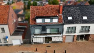 Deze veelzijdige woning is centraal gelegen in Lendelede op een perceel van ca. 430 m² en beschikt over een royale bewoonbare oppervlakte van ca. 349 m², een handelsruimte van ca. 110 m² en 3 slaapkamers. Dankzij de centrale ligging bevinden diverse handelszaken, voorzieningen en parkeermogelijkheden zich in de nabije omgeving en zijn steden zoals Izegem, Kortrijk en Roeselare vlot bereikbaar. Rond 2000 werd het volledige pand grondig gestript en totaal gerenoveerd, waarbij ook de handelsruimte van ca. 110 m² volledig werd vernieuwd/heropend. Op het gelijkvloers bevindt zich de ruime handelsruimte met inpandige etalage, ideaal voor commerciële activiteiten, kantoor, praktijk, vrij beroep,... Aansluitend is er een kelder, een bureau met afzonderlijk toilet en een (eerste) lichtrijke keuken met zitruimte en toegang tot de tuin. De woonst beschikt over een afzonderlijke zijdeur/ingang. Op de eerste verdieping bevindt zich een 2de ruime leefruimte met open, geïnstalleerde eiken keuken en aansluitend een lichtrijk bureau, dankzij de aanwezige dakvensters. Vanuit zowel de keuken als het bureau is er toegang tot het terras met zonneluifel en trap naar de tuin. Verder bevinden zich op deze verdieping een slaapkamer en een ruime badkamer, uitgerust met een vernieuwde douche, ligbad, dubbele wastafel en toilet. Op de tweede verdieping zijn er nog twee ruime slaapkamers, een afzonderlijk toilet en een praktische zolderberging. De geïsoleerde zolder is bereikbaar via een uittrektrap en biedt bijkomende bergruimte. Buiten geniet u van een aangename tuin met terrassen en vijverpartijen. Daarnaast beschikt de eigendom over twee zeer ruime en degelijk gemetste bijgebouwen. Kom dit vrijblijvend eens bekijken door contact op te nemen met maggie@vastgoednorman.be (0479402404). Ieder bod vanaf 335.000 euro is welkom.