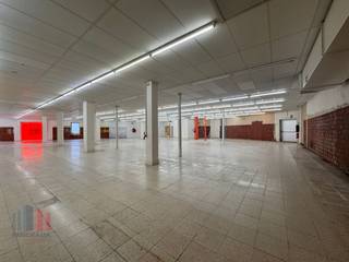 Gelegen aan dé drukste invalsweg van Torhout, pal op een rotonde, bieden wij een uitzonderlijk handelspand van +/- 865 m² te huur aan.Deze...