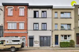 <p><span>In de populaire wijk Groenenhoek in Berchem vinden we dit gezellige 1-slk appartement op de 1ste verdieping van een klein gebouw.</span></p><p><span> </span></p><p><span>Het appartement werd goed onderhouden en is instapklaar dankzij:</span></p><p><span> </span></p><p><span>- Keuken en badkamer reeds vernieuwd</span></p><p><span>- Elektriciteit conform</span></p><p><span>- EPC B, dak reeds geïsoleerd met 10cm isolatie, ramen met 1.0 isolatiewaarde</span></p><p><span>- Geen asbest</span></p><p><span> </span></p><p><span>Indeling:</span></p><p><span> </span></p><p><span>Me de trap bereiken we het appartement op de 1ste verdieping.</span></p><p><span>De gezellige living op houten vloer bevindt zich aan de achterzijde van het gebouw.</span></p><p><span>De volledig ingerichte keuken is uitgerust met een oven, ijskast, vaatwasmachine, dampkap en elektrisch kookvuur.</span></p><p><span> </span></p><p><span>Ook de badkamer is pico bello in orde en beschikt over een douche, een enkele lavabo en toilet.</span></p><p><span>Verder is er nog de slaapkamer, eveneens op plankenvloer.</span></p><p><span> </span></p><p><span>Tot slot is er in de kelderverdieping een handige berging inbegrepen in de prijs!</span></p><p><span> </span></p><p><span>Troeven:</span></p><p><span> </span></p><p><span>- instapklaar appartement</span></p><p><span>- recent gerenoveerd</span></p><p><span>- geen asbest</span></p><p><span>- AREI conform</span></p><p><span>- lage vaste kosten (licht in de gang en brandverzekering)</span></p><p><span> </span></p><p><span>Nuttige informatie:</span></p><p><span> </span></p><p><span>Het appartement wordt momenteel verhuurd.</span></p><p><span>EPC: 287 kWh/m2 jaar</span></p><p><span>Oppervlakte indicatief volgens opmeting EPC.</span></p><p><span> </span></p><p><span>Voor een bezoek ter plaatse kan u ons contacteren op het nummer 03 449 42 41 of mail ons via hallo@habicom.be</span></p><p><span>Benieuwd naar de waarde van jouw woning? Check het gratis op www.watismijnhuiswaard.be</span></p><p><span> </span></p>