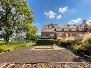 <p>Ruimte, potentieel en een uitstekende ligging komen samen in deze verrassend ruime drie-gevelwoning uit 1972, gelegen in een rustige doodlopende straat in het gegeerde Wezembeek-Oppem. Met een netto bewoonbare oppervlakte van maar liefst 332 m² op een perceel van 5a 17ca biedt deze eigendom een waaier aan mogelijkheden voor grote gezinnen, zelfstandigen of investeerders. De bestemming laat bovendien de uitbating als handelshuis of de uitoefening van een vrij beroep toe. De woning beschikt vandaag over vijf volwaardige slaapkamers, met de mogelijkheid om uit te breiden naar minstens acht slaapkamers. De royale voorgevelbreedte van 8 meter, de volledige onderkeldering en de westelijk georiënteerde tuin versterken het uitzonderlijke karakter van deze eigendom.<br />Dankzij het gunstige EPC B combineert deze woning een energiezuinige basis met de kans om het interieur volledig naar eigen smaak en hedendaagse normen te renoveren. Het asbesthoudende dak dient vervangen te worden, maar daar staat een unieke opportuniteit tegenover om een woning met uitzonderlijke volumes volledig te personaliseren. De uitstekende bereikbaarheid, de gegeerde residentiële ligging en de onmiddellijke beschikbaarheid bij akte maken dit een bijzonder interessant renovatieproject met een enorm waardepotentieel.</p>