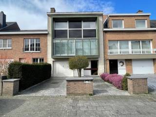 LEDE - Unieke Bel-étage met zuidgerichte tuin.<br /><br />Inschrijven voor het geplande bezoekmoment kan via onze website => www.immoderas.be/afspraak-instructies<br /><br />Vlakbij de dorpskern van Lede is deze prachtige woonst met designelementen gelegen. In de directe omgeving zijn er winkels, scholen, openbaar vervoer/station en horecamogelijkheden. De E40 bereik je binnen de 10 min.<br /><br />De woning omvat op het gelijkvloers: een authentieke, ruime inkomhal met apart toilet, 2 ruime bergingen, doucheruimte, diepe garage, gezellig terras met mooie grastuin. Op de 1e verdieping beschikt het pand over een apart toilet, grote, lichtrijke leefruimte met gashaard &amp; een prachtige parketvloer, volledig geïnstalleerde designkeuken met kwaliteitstoestellen van Smeg &amp; Atag (Vaatwasser, oven, koelkast, microgolfoven, keramische kookplaat) en een extra leefruimte/veranda die communiceert met de keuken. Op de bovenverdieping zijn er 3 grote slaapkamers, kleine slaapkamer met mooie dressing, apart toilet en badkamer met inloopdouche en dubbele wastafel.<br /><br />EPC dateert nog van VOOR de vernieuwing van het dak!<br /><br />Naast de centrale ligging, zijn de vele opbergmogelijkheden, grote garage en zuidgerichte tuin/terras dé troeven die van dit pand een buitenkans maken in de regio