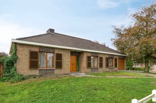 Ruime bungalow met 3 slaapkamers, garages en aangename tuin op een rustige ligging
Op zoek naar een ruime woning met alles op één niveau, een aangename tuin én heel wat praktische extra’s? Deze vrijstaande bungalow biedt een mooie combinatie van comfort, ruimte en mogelijkheden en vormt een uitstekende basis om volledig naar eigen smaak te moderniseren en energetisch te renoveren.
Bij het binnenkomen valt meteen de aangename lichtinval en de ruime leefruimte op. De woning beschikt over drie slaapkamers, waardoor ze zowel geschikt is voor een gezin als voor wie op zoek is naar een comfortabele woning met extra ruimte voor een bureau, hobbykamer of logeerkamer. Verder zijn er twee toiletten, droge kelder en een praktische indeling die heel wat mogelijkheden biedt.
Een grote troef is de ruime zolder, die bijzonder veel bergruimte biedt. Daarnaast beschikt de woning over een inpandige garage én een tweede garage buiten, wat ideaal is voor wie nood heeft aan extra parkeer- of opslagruimte. Ook op de oprit en rond de woning zijn er voldoende parkeermogelijkheden.
Buiten geniet je van een aangenaam tuintje met mogelijkheden, waar je in alle rust kunt genieten en dat bovendien nog verder naar eigen wensen kan worden ingericht.
De woning biedt tegelijk de mogelijkheid om ze stap voor stap te moderniseren en verder te optimaliseren, onder meer op het vlak van isolatie en energiezuinigheid. Hierdoor creëer je een woning die volledig aansluit bij je eigen smaak en hedendaagse woonwensen.
De rustige en kindvriendelijke omgeving, gecombineerd met een vlotte bereikbaarheid en de nabijheid van de nodige voorzieningen, maakt dit bovendien een bijzonder aangename woonomgeving.
Exclusief te koop aangeboden via de Oximo online verkoopsprocedure. Voor registratie en aanvaarding van de verkoopsvoorwaarden zie www.oximo.be.