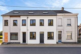 In een aangename en rustige omgeving in Deftinge worden twee kwalitatieve vernieuwbouwwoningen gerealiseerd. De woningen worden volledig afgewerkt en bieden modern wooncomfort gecombineerd met een uitstekende energiezuinigheid. Beide woningen worden verkocht aan registratierechten.
Elke woning beschikt over een praktische en hedendaagse indeling met onder meer 3 slaapkamers, waardoor ze ideaal zijn als gezinswoning. Dankzij de kwalitatieve bouwtechnieken en energiezuinige voorzieningen behalen beide woningen een EPC-label A. U geniet er bijgevolg van een aangenaam wooncomfort én een laag energieverbruik.
Ook aan het buitenleven en praktisch comfort is gedacht. Beide woningen beschikken over een eigen tuin, een carport en een handige tuinberging. Zo heeft u voldoende ruimte voor uw wagen, fietsen en tuinmateriaal.
Een uitstekende kans voor wie op zoek is naar een moderne, energiezuinige en instapklare woning in een aangename omgeving, zonder de zorgen van een renovatie. Ideale starterswoning of investering.
Wenst u meer informatie of een bezoek? Stuur gerust een mail naar Louis@immoaccenta.be